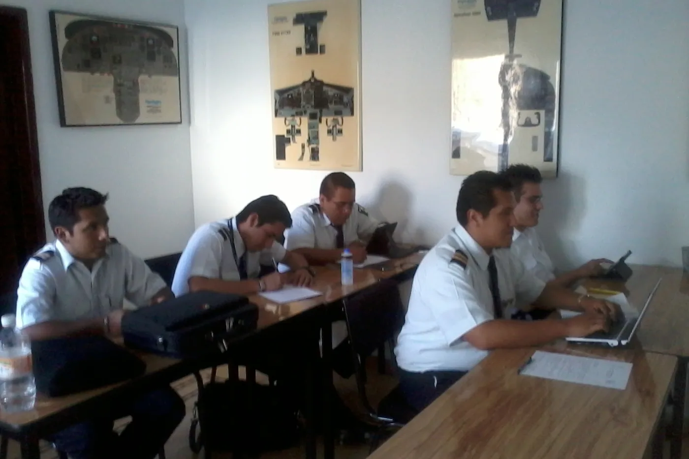 Alumnos de CAAP en uniforme durante una clase teórica en el aula